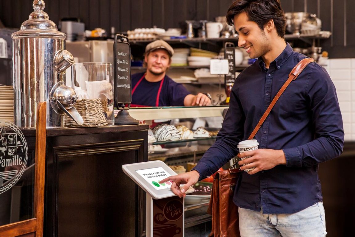 HappyOrNot-cafe-customer-feedback Giving feedback at a cafe.