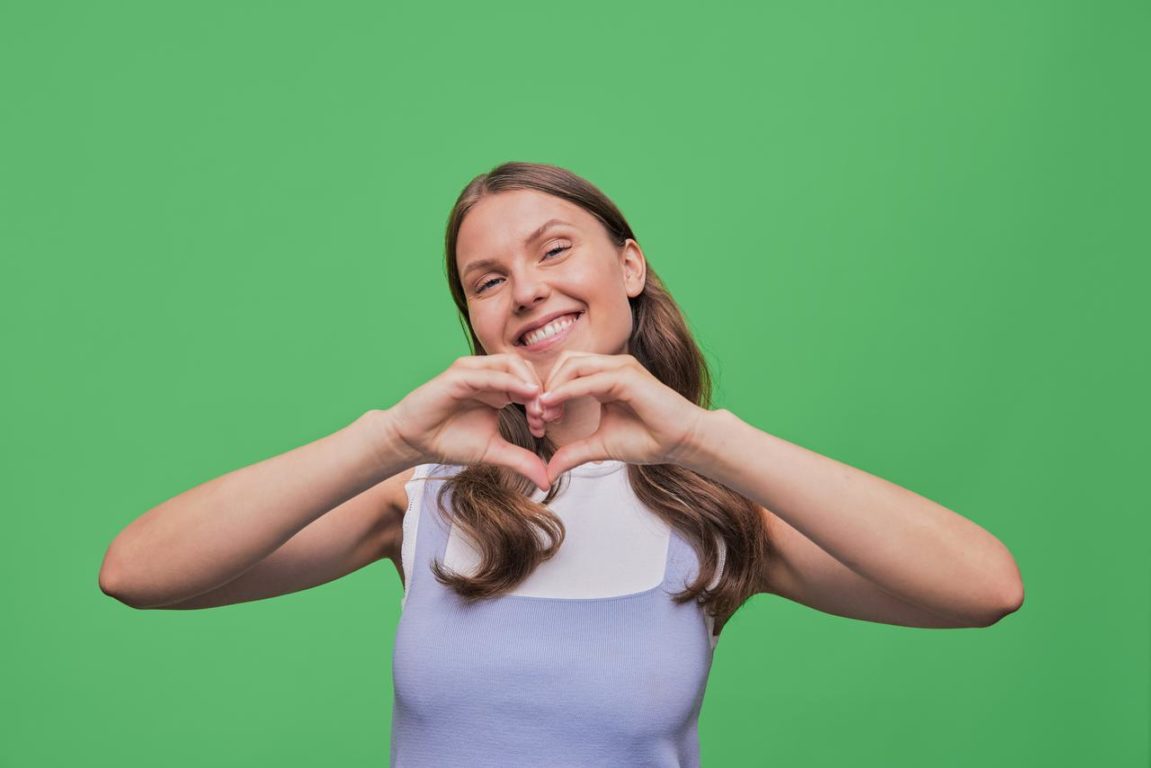 HappyOrNot-happy-woman-heart : Happy woman smiling at the camera.