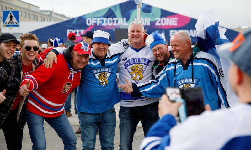 HappyOrNot ice hockey championship fans posing